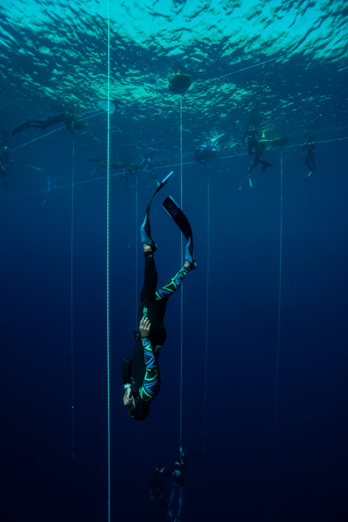 Descente palmée à Blue Hole pendant une session coaching apnée